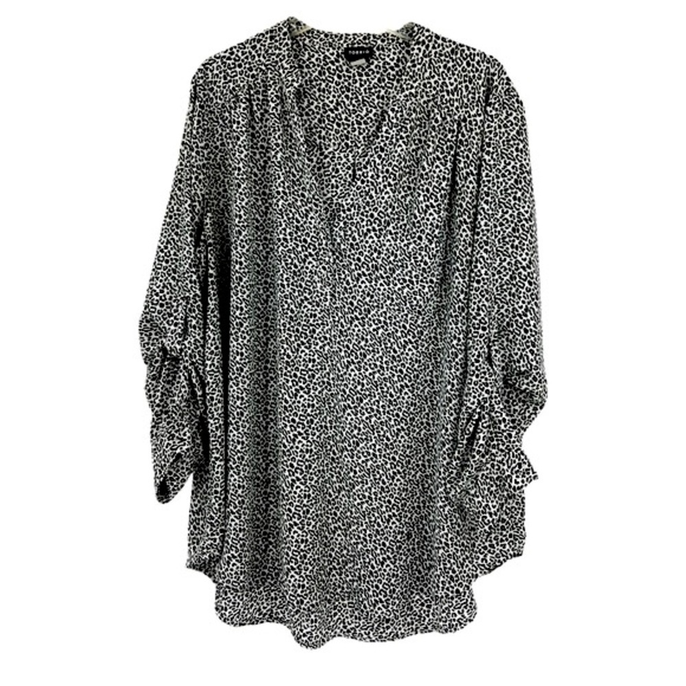 Torrid animal, print, black & white roll tab sleeve V-neck blouse SZ 2